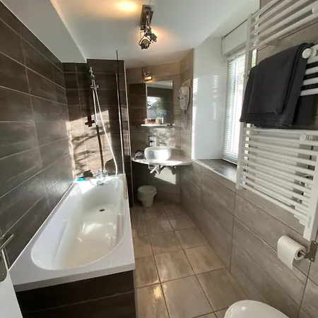 La Glycine Hotel, Et Bien-être Hotel Bénouville