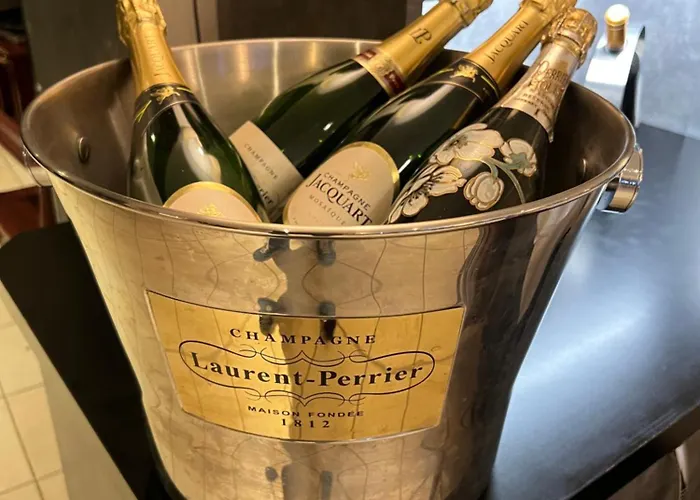 Отель La Glycine Hotel, Et Bien-etre Бенувиль