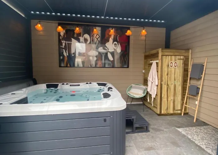 Отель La Glycine Hotel, Et Bien-etre Бенувиль