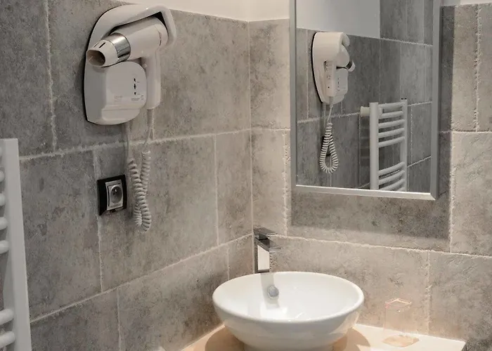 Отель La Glycine Hotel, Et Bien-etre Бенувиль