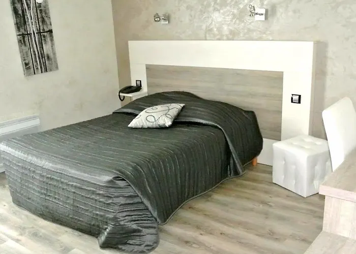 Отель La Glycine Hotel, Et Bien-etre Бенувиль