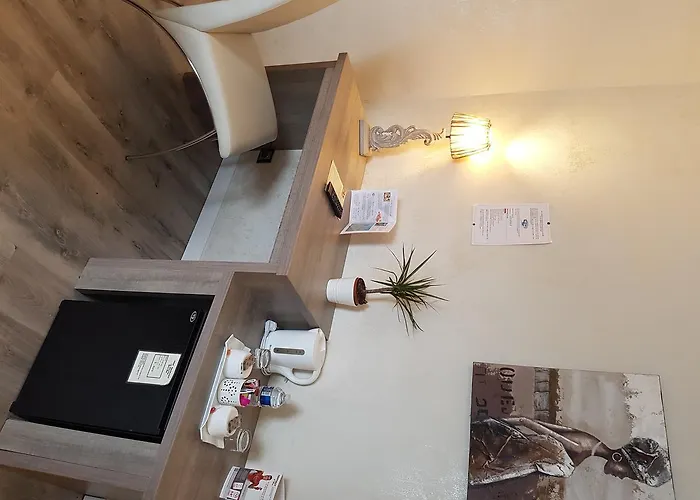 Отель La Glycine Hotel, Et Bien-etre Бенувиль