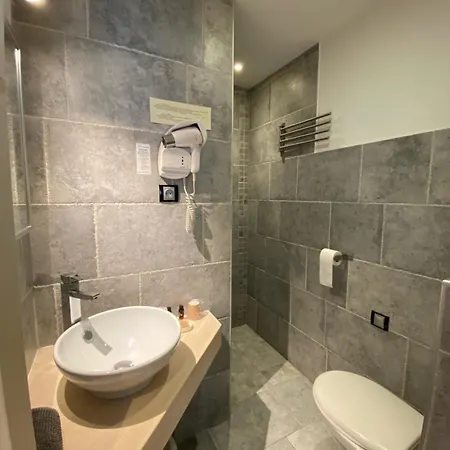 La Glycine Hotel, Et Bien-etre 2* Bénouville